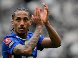 João Pedro é um dos favoritos a ficar com a vaga no ataque do Barcelona após a despedida de Lewandowski O atacante João Pedro agradece e aplaude os torcedores do Chelsea em partida válida pela Copa da Inglaterra