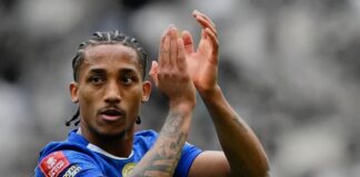 O atacante João Pedro agradece e aplaude os torcedores do Chelsea em partida válida pela Copa da Inglaterra