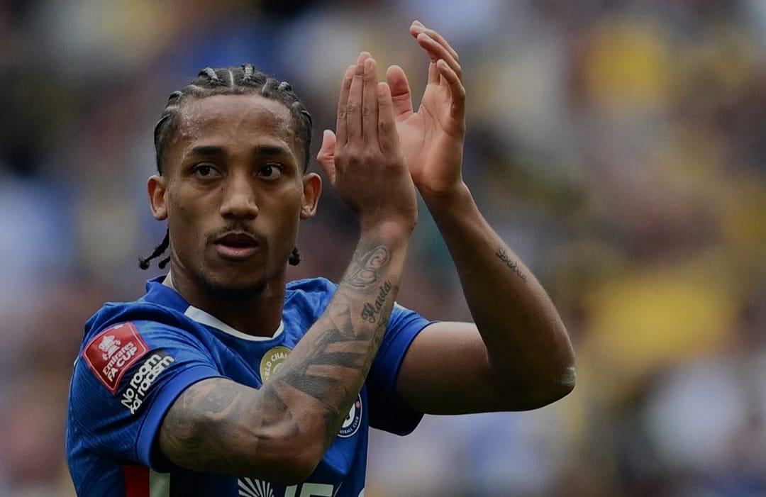 João Pedro aplaude torcedores do Chelsea