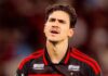 Flamengo O atacante Pedro aponta para o escudo do Flamengo na comemoração do seu gol na vitória sobre o Estudiantes