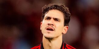 Com Pedro, Flamengo ganha, confirma vaga na Libertadores e aumenta pressão no Palmeiras Flamengo O atacante Pedro aponta para o escudo do Flamengo na comemoração do seu gol na vitória sobre o Estudiantes