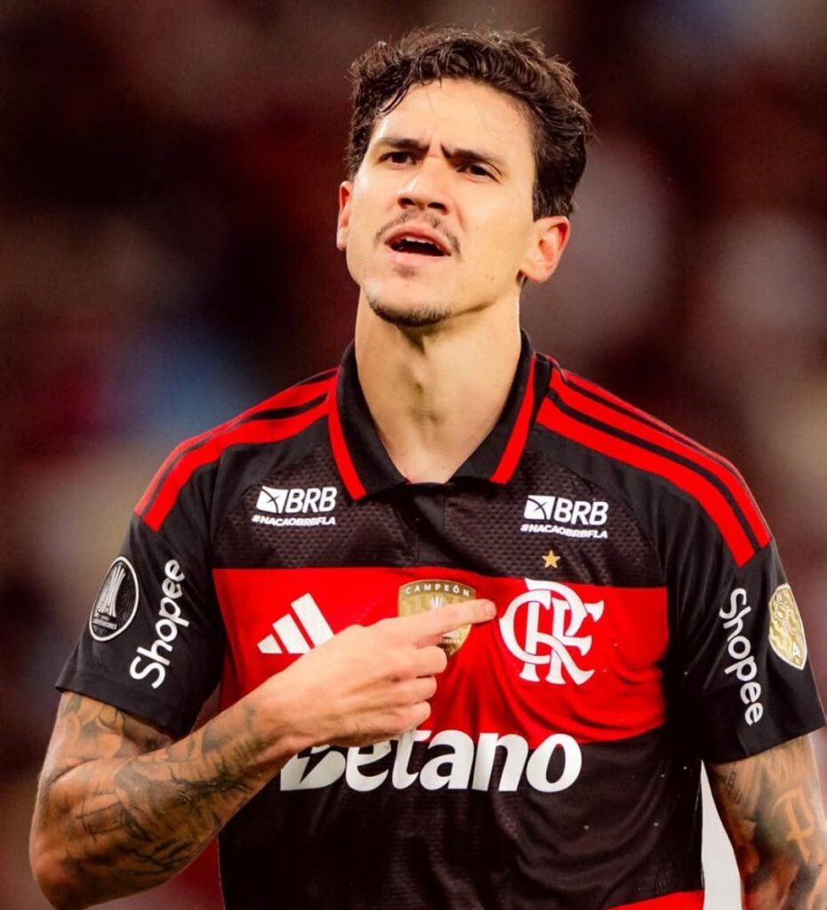 Flamengo O atacante Pedro aponta para o escudo do Flamengo na comemoração do seu gol na vitória sobre o Estudiantes