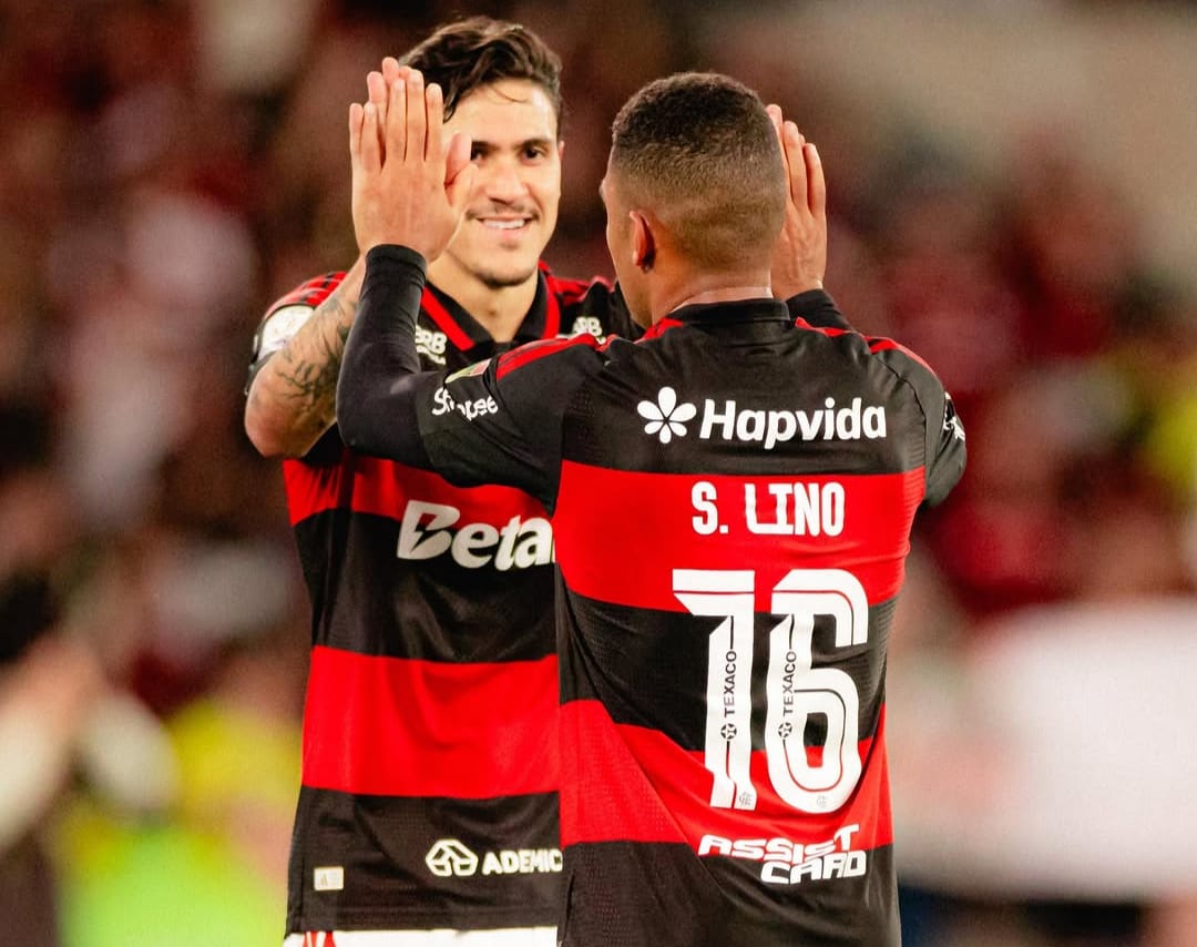Flamengo O atacante Samuel Lino celebra com o centroavante Pedro após marcar o primeiro dos seus dois gols