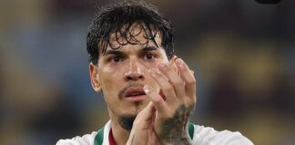 Palmeiras O capitão Gustavo Gómez aplaude em agradecimento ao apoio dos torcedores após a vitória sobre o Flamengo