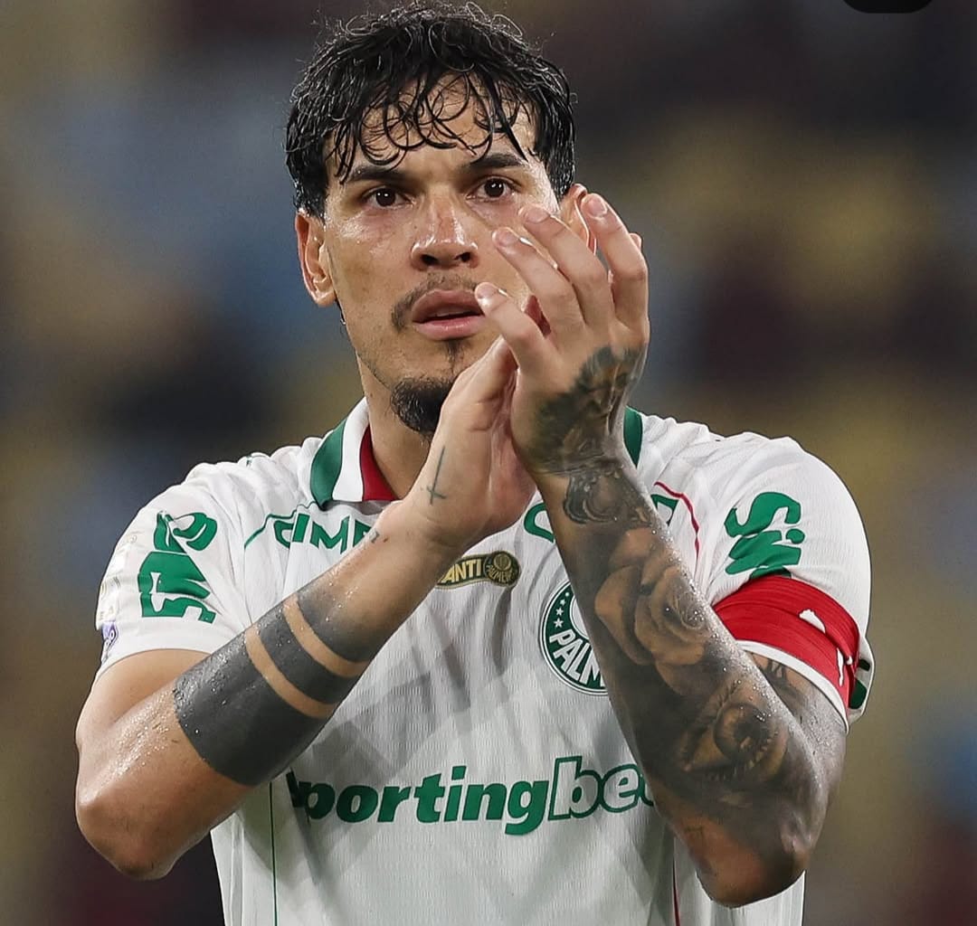 Palmeiras O capitão Gustavo Gómez aplaude em agradecimento ao apoio dos torcedores após a vitória sobre o Flamengo
