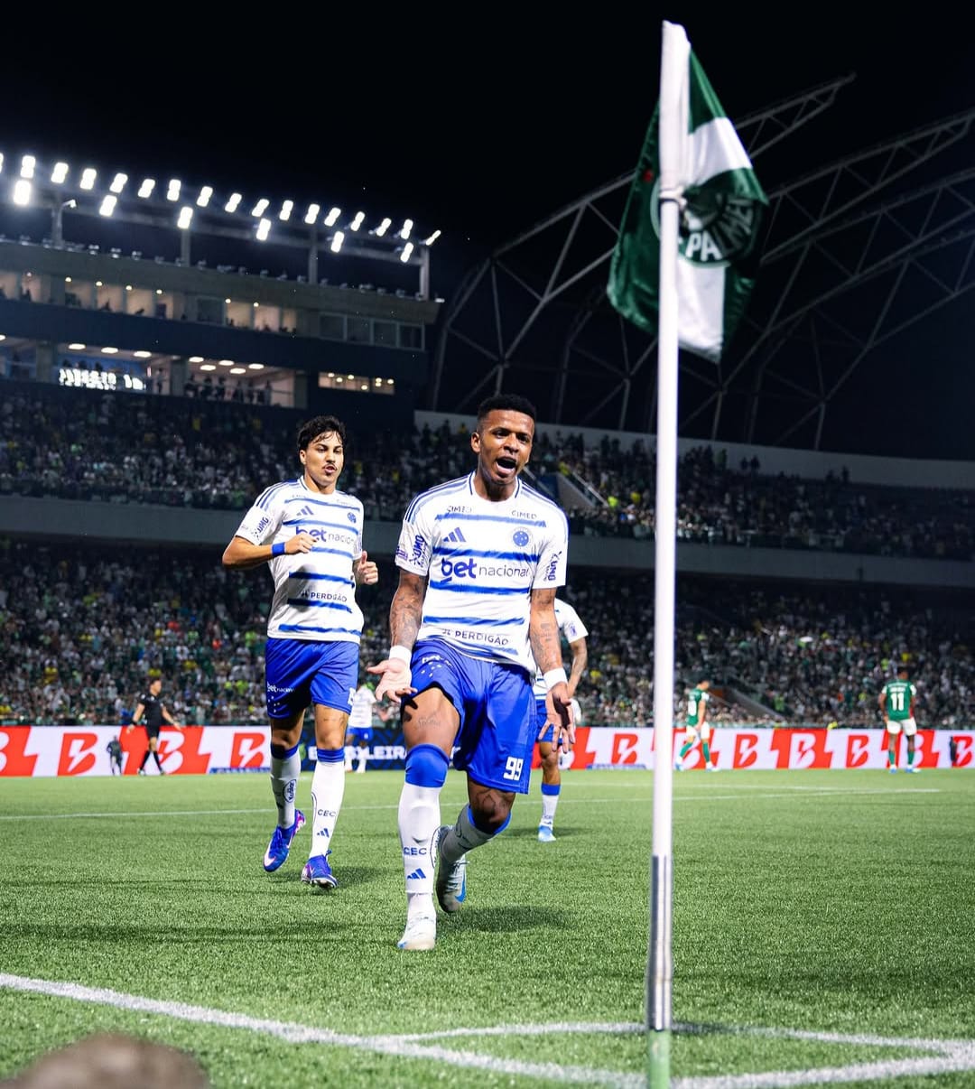 Palmeiras empata. O equatoriano Arroyo festeja o seu gol; jogador dá um tapa na bandeira do Palmeiras e leva cartão amarelo / Cruzeiro