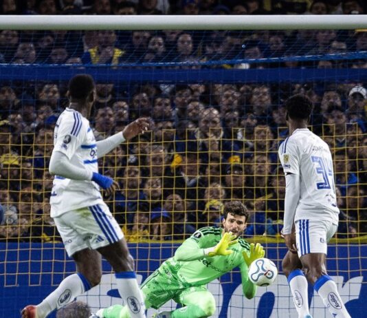 Cruzeiro resiste à pressão do Boca e fica perto do mata-mata na Libertadores Cruzeiro, do goleiro Otávio, que fza a defesa, segura a pressão do Boca Juniors