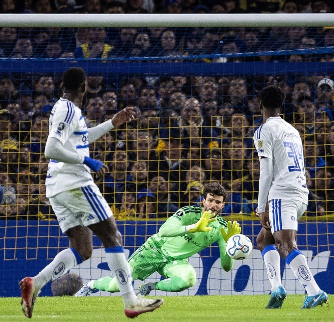 Cruzeiro, do goleiro Otávio, que fza a defesa, segura a pressão do Boca Juniors