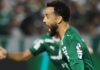 Após o terceiro empate consecutivo no Brasileirão, Palmeiras sai de campo vaiado Palmeiras empata com o Cruzeiro. O meia-atacante Felipe Anderson corre para festejar o seu gol com os companheiros, no empate contra o Cruzeiro, na Arena Barueri