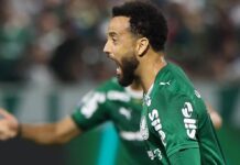 Após o terceiro empate consecutivo no Brasileirão, Palmeiras sai de campo vaiado Palmeiras empata com o Cruzeiro. O meia-atacante Felipe Anderson corre para festejar o seu gol com os companheiros, no empate contra o Cruzeiro, na Arena Barueri