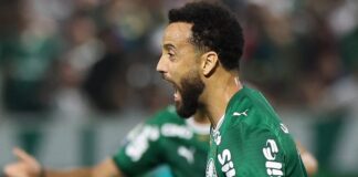Palmeiras empata com o Cruzeiro. O meia-atacante Felipe Anderson corre para festejar o seu gol com os companheiros, no empate contra o Cruzeiro, na Arena Barueri