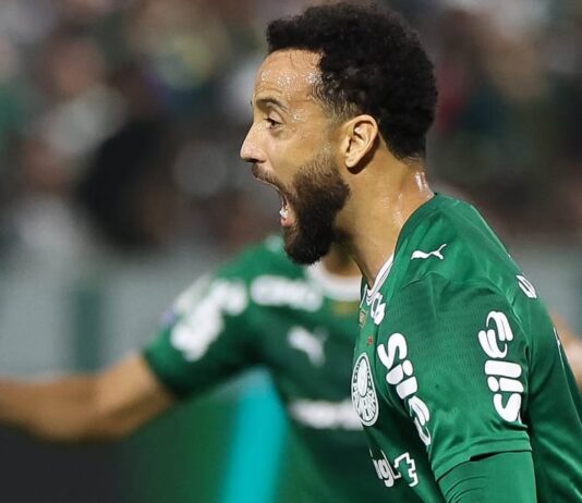 Após o terceiro empate consecutivo no Brasileirão, Palmeiras sai de campo vaiado Palmeiras empata com o Cruzeiro. O meia-atacante Felipe Anderson corre para festejar o seu gol com os companheiros, no empate contra o Cruzeiro, na Arena Barueri