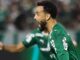 Palmeiras empata com o Cruzeiro. O meia-atacante Felipe Anderson corre para festejar o seu gol com os companheiros, no empate contra o Cruzeiro, na Arena Barueri