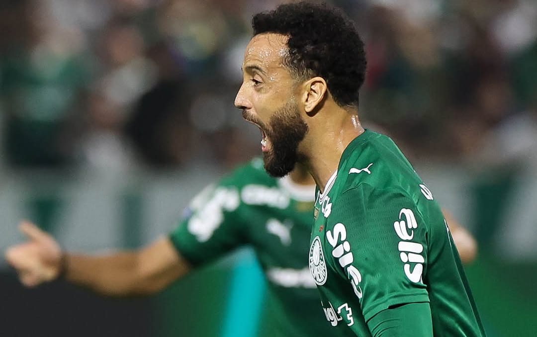 Palmeiras empata com o Cruzeiro. O meia-atacante Felipe Anderson corre para festejar o seu gol com os companheiros, no empate contra o Cruzeiro, na Arena Barueri