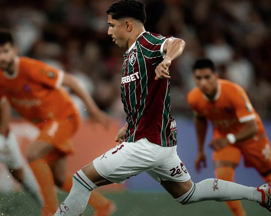 Fluminense O meia-atacante Savarino bate com precisão o pênalti e anota o primeiro gol do Fluminense no Maracanã