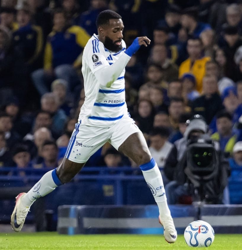 Cruzeiro fica sem Gerson, que conduz a bola, no segundo tempo