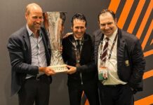 De 1982 a Istambul: Príncipe William, o torcedor que abrilhantou a conquista do Aston Villa Aston Villa O princípe William e Unai Emery, técnico do Aston Villa, seguram a taça de campeão da Liga Europa