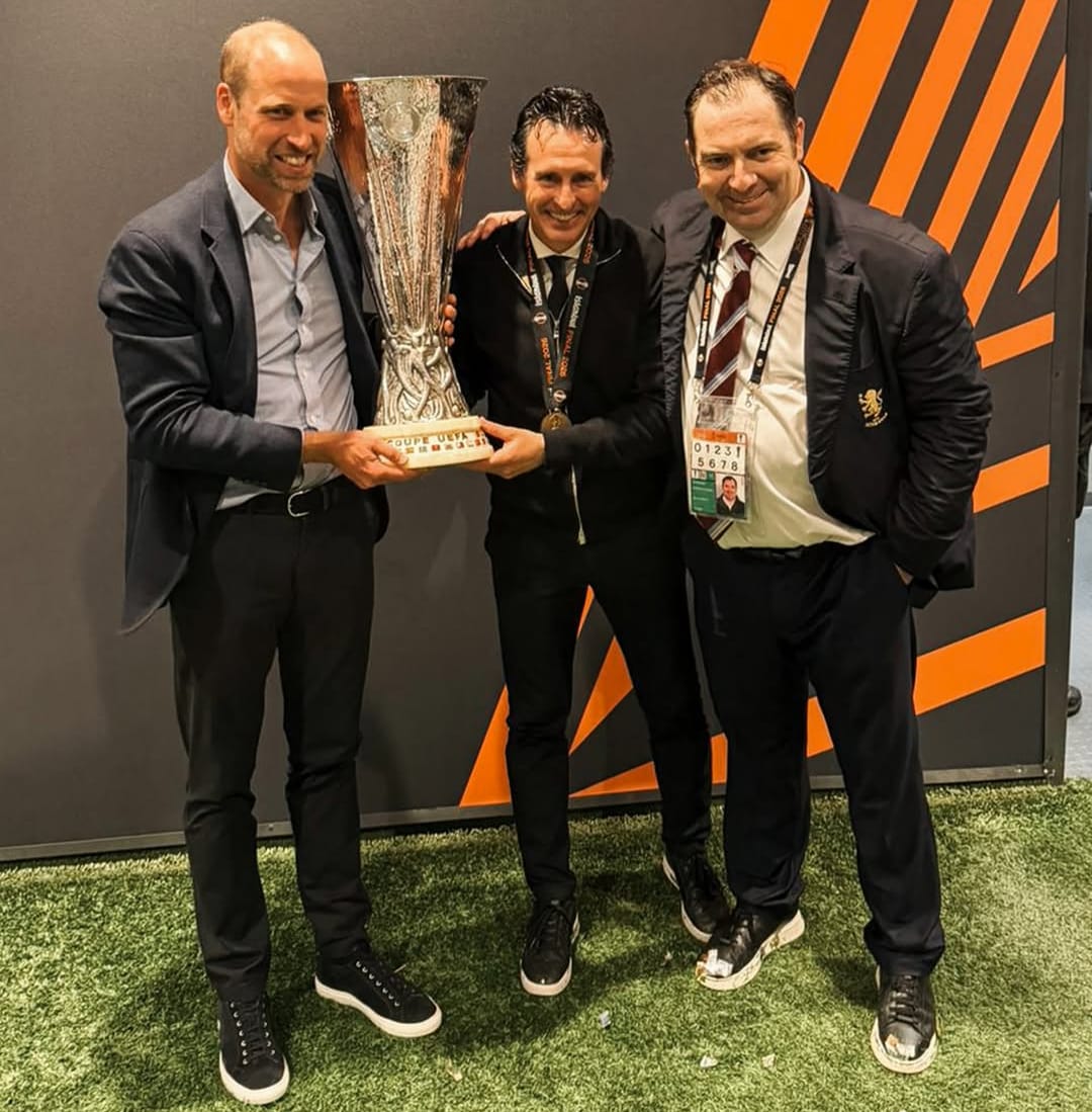 Aston Villa O princípe William e Unai Emery, técnico do Aston Villa, seguram a taça de campeão da Liga Europa