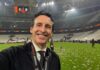 Liga Europa O técnico Unai Emery faz selfie após festejar no gramado o seu quinto título competição