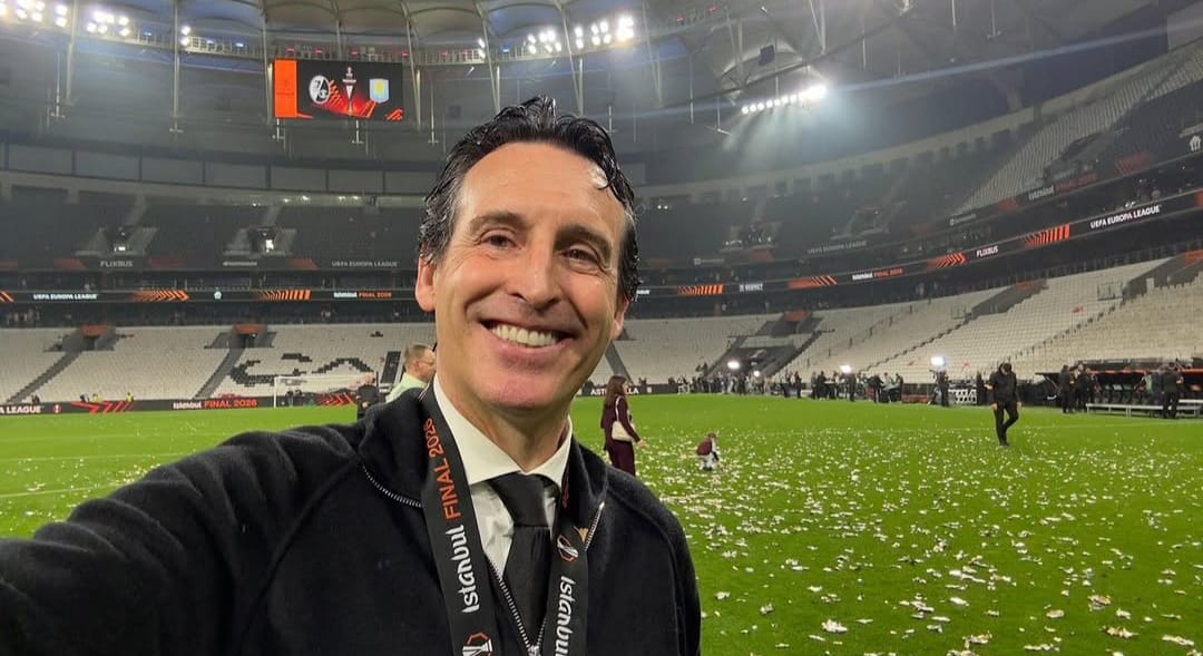 Liga Europa O técnico Unai Emery faz selfie após festejar no gramado o seu quinto título competição