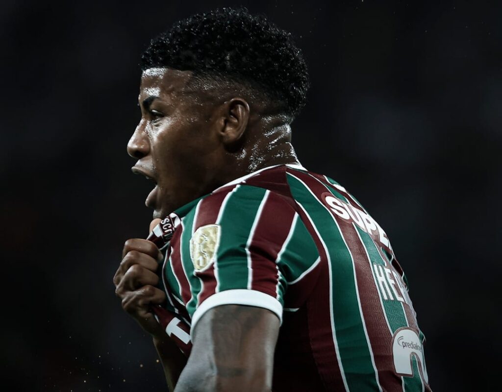 Fluminense O volante Hércules mostra mais uma vez o seu faro de gol e anota o segundo gol do Tricolor / Fluminense