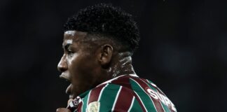 Flu aprende a lição, agradece ao Rivadavia e transforma sufoco em vaga na Libertadores Fluminense O volante Hércules mostra mais uma vez o seu faro de gol e anota o segundo gol do Tricolor / Fluminense