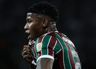 Fluminense O volante Hércules mostra mais uma vez o seu faro de gol e anota o segundo gol do Tricolor / Fluminense