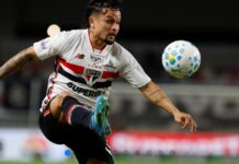 São Paulo perde para o Remo e entrega a Dorival uma reconstrução urgente São Paulo Sem brilho como toda a equipe, o atacante Arthur tenta dominar a bola no duelo com o Remo, no Mangueirão