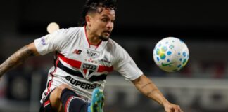 São Paulo Sem brilho como toda a equipe, o atacante Arthur tenta dominar a bola no duelo com o Remo, no Mangueirão