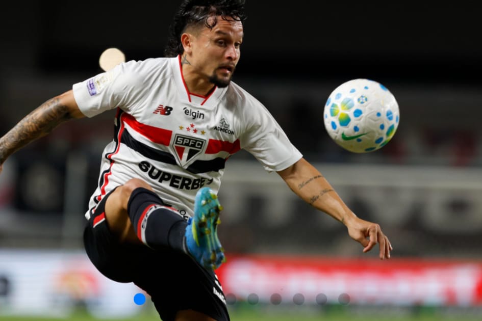 São Paulo Sem brilho como toda a equipe, o atacante Arthur tenta dominar a bola no duelo com o Remo, no Mangueirão