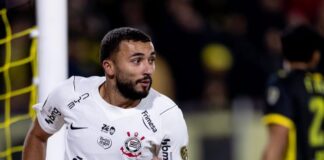 Corinthians poupa time diante do Peñarol, garante 1º lugar do grupo na Libertadores e pode ter a melhor campanha Corinthians, o marroquino Zakaria Labyad corre para festejar o seu primeiro gol com camisa do Corinthians