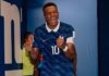 Mbappé A caminho do vestiário, Mbappé comemora a sua atuação com dois gols na vitória sobre Senegal