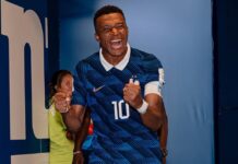 No embalo dos recordes de artilheiros, Mbappé transforma estreia em aviso aos rivais Mbappé A caminho do vestiário, Mbappé comemora a sua atuação com dois gols na vitória sobre Senegal