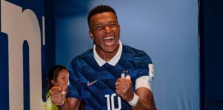 Mbappé A caminho do vestiário, Mbappé comemora a sua atuação com dois gols na vitória sobre Senegal
