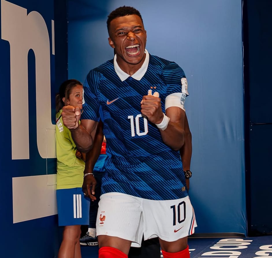 Mbappé A caminho do vestiário, Mbappé comemora a sua atuação com dois gols na vitória sobre Senegal