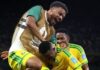 México Autor de gol histórico da África do Sul, Thapelo Maseko (12) é abraçado pelo companheiro; feito vale a vaga inédita ao mata-mata