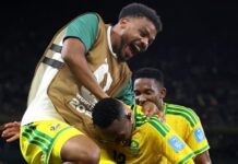 México Autor de gol histórico da África do Sul, Thapelo Maseko (12) é abraçado pelo companheiro; feito vale a vaga inédita ao mata-mata