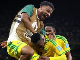 México Autor de gol histórico da África do Sul, Thapelo Maseko (12) é abraçado pelo companheiro; feito vale a vaga inédita ao mata-mata