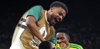 México Autor de gol histórico da África do Sul, Thapelo Maseko (12) é abraçado pelo companheiro; feito vale a vaga inédita ao mata-mata