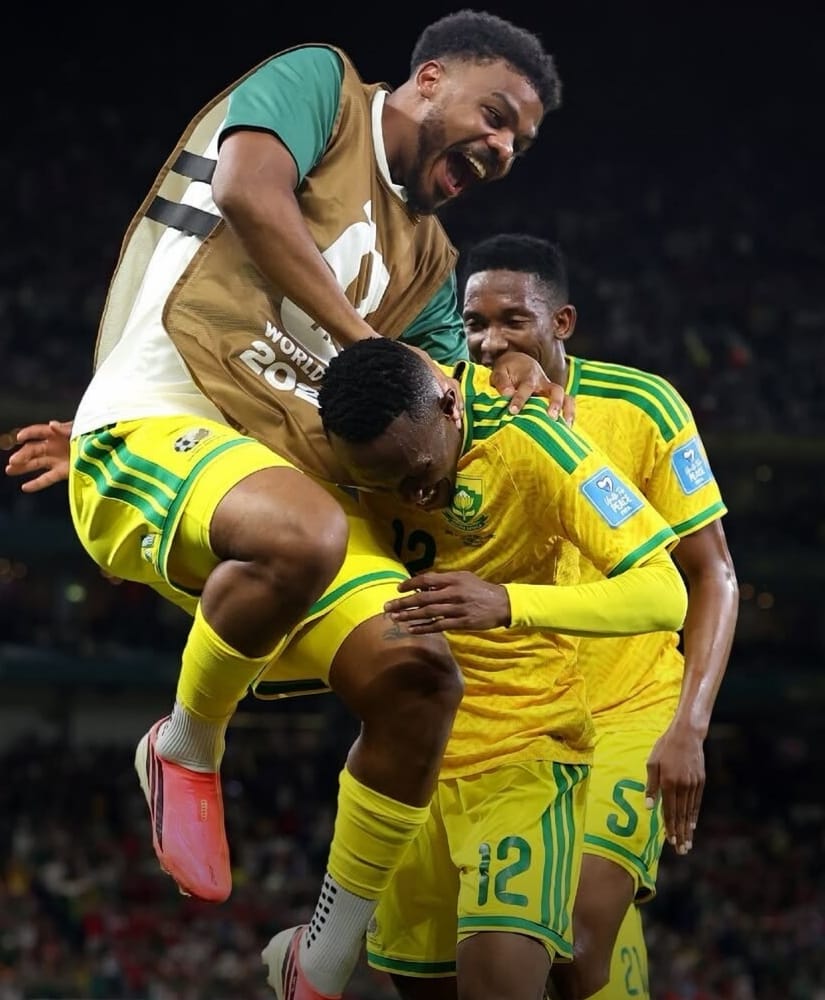 México Autor de gol histórico da África do Sul, Thapelo Maseko (12) é abraçado pelo companheiro; feito vale a vaga inédita ao mata-mata