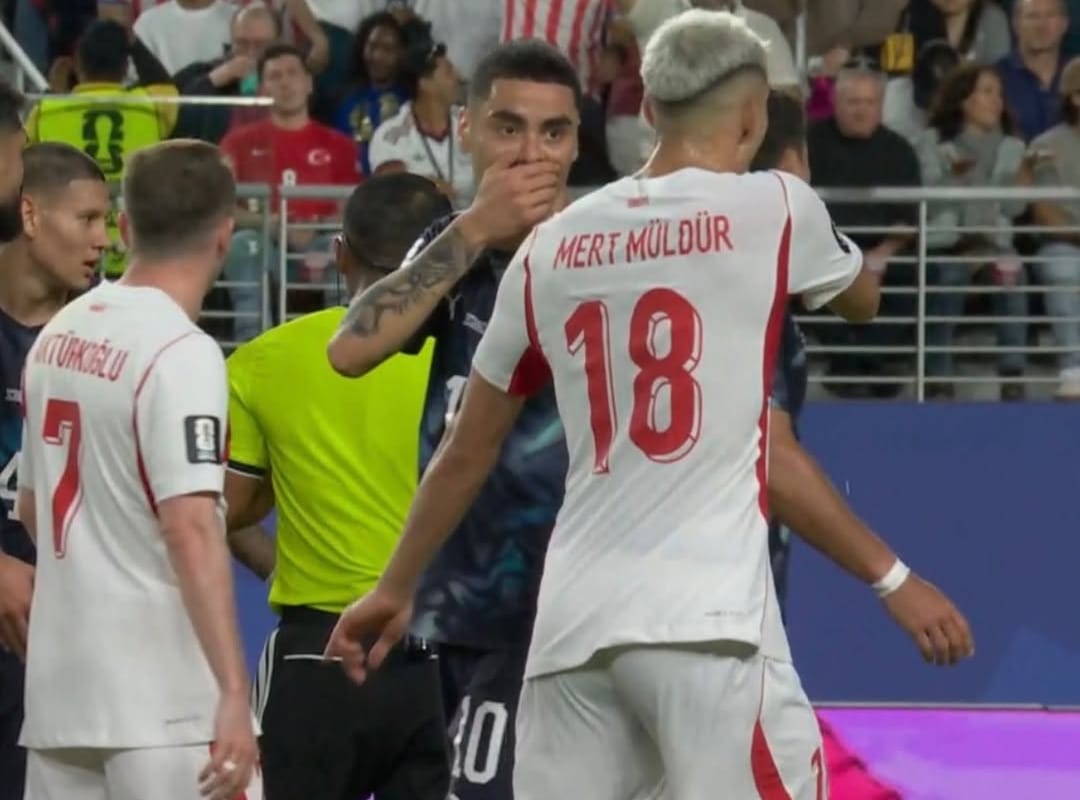 Paraguai Almirón é expulso no final do primeiro tempo após colocar a mão na bola na discussão com Mert Müldür