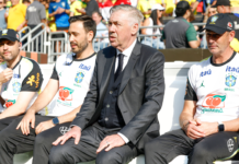Ancelotti Francesco Mauri, Davide Ancelotti, Carlo Ancelotti e Paul Clement no banco de reservas