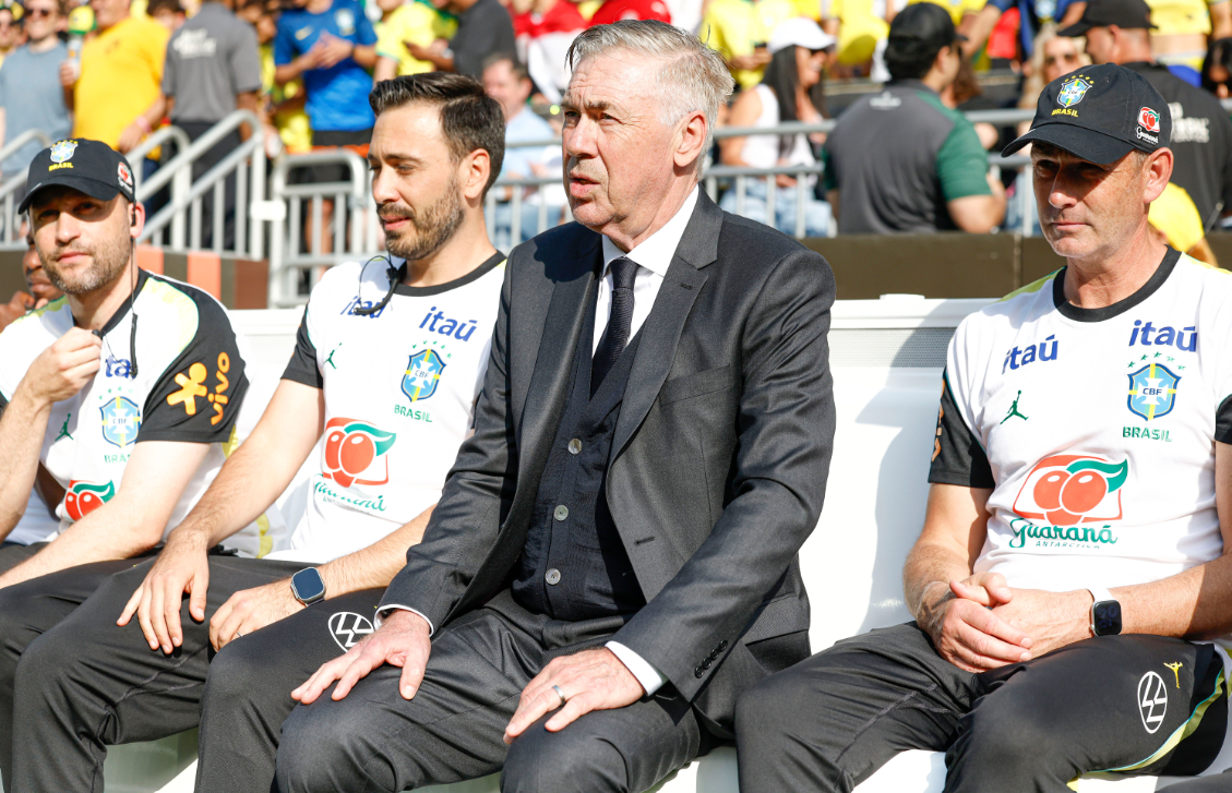 Ancelotti Francesco Mauri, Davide Ancelotti, Carlo Ancelotti e Paul Clement no banco de reservas