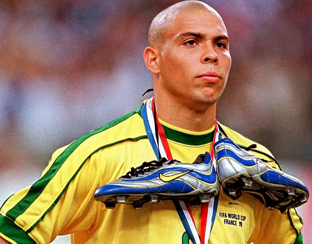 Copa de 1998 Após drama na concentração e ida ao hospital, Ronaldo joga a decisão e fica desolado após a derrota
