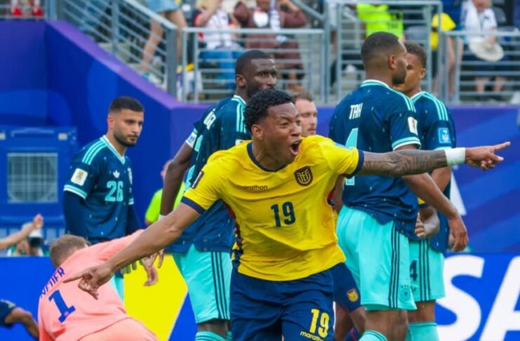 Equador Após o gol de oportunista, Gonzalo Plata explode de alegria ao festejar a virada do Equador sobre a Alemanha