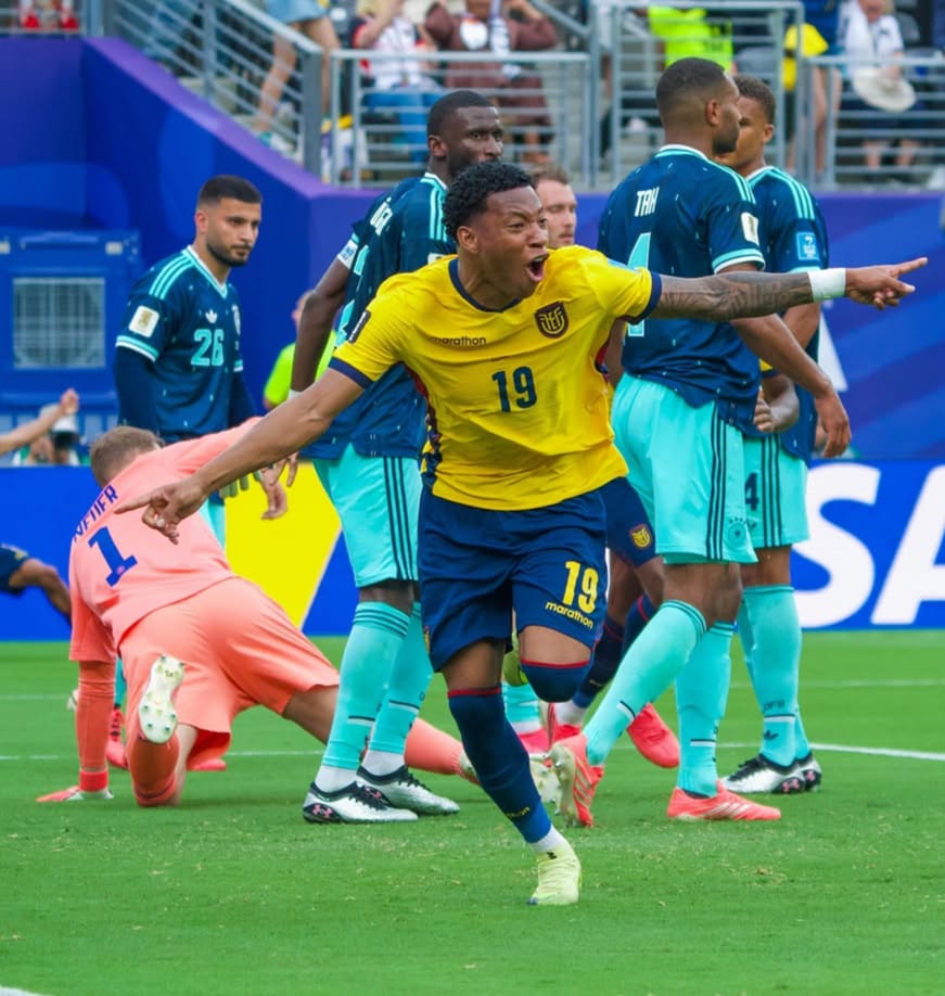 Equador Após o gol de oportunista, Gonzalo Plata explode de alegria ao festejar a virada do Equador sobre a Alemanha