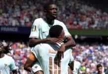 Dembélé Após seu segundo gol, Dembélé é segurado por Mbappé, o garçom para os dois primeiros gols do companheiros