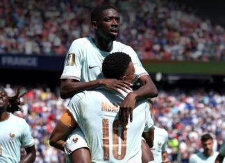 Dembélé Após seu segundo gol, Dembélé é segurado por Mbappé, o garçom para os dois primeiros gols do companheiros