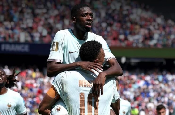Dembélé Após seu segundo gol, Dembélé é segurado por Mbappé, o garçom para os dois primeiros gols do companheiros