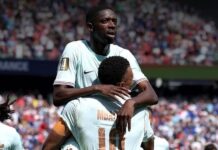 Dembélé Após seu segundo gol, Dembélé é segurado por Mbappé, o garçom para os dois primeiros gols do companheiros